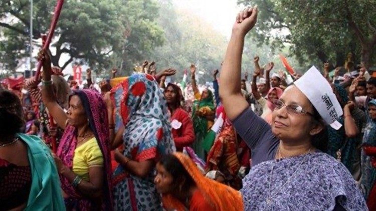 Sr. Shalini se účastní jednoho z protestních shromáždění žen