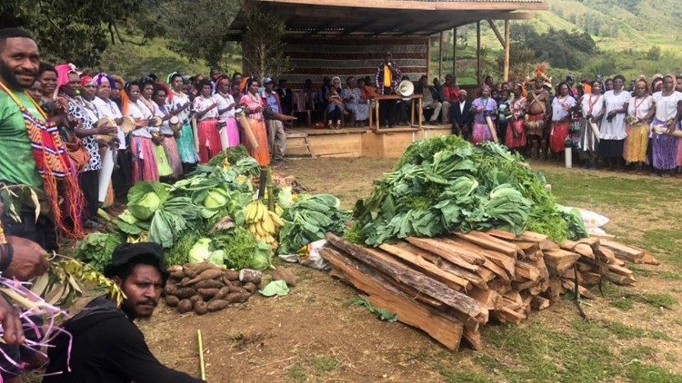 Gläubige der Diözese Mendi im südlichen Hochland von Papua-Neuguinea (Foto: Jenal)