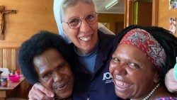 Schwester Lorena Jenal im ,Haus der Hoffnung' mit zwei Mitarbeiterinnen, Diözese Mendi, im südlichen Hochland von Papua-Neuguinea. Foto: Sr. Jenal 