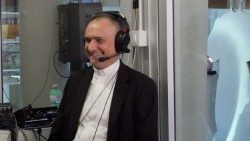 Le cardinal Mauro Gambetti, archiprêtre de la basilique Saint-Pierre, dans les studios de Radio Vatican - Vatican News au meeting de Rimini.