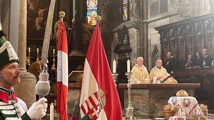 Bischof László Kiss-Rigó und Pazmaneum-Rektor Janos Varga bei Ungarn-Messe im Wiener Stephansdom am 24. August 2024. Rechts vor dem Altar das „Brot der Ungarn" 