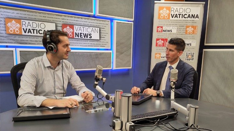 Loïc Rossier (derecha) en una entrevista en los estudios de Radio Vaticana - Vatican News con su colega suizo Romano Pelosi, que sirvió en la Guardia de 2017 a 2021.