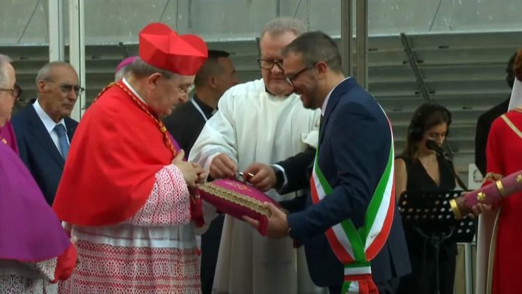 Perdonanza celestiniana a L'Aquila: il cardinal Petrocchi con il sindaco Biondi