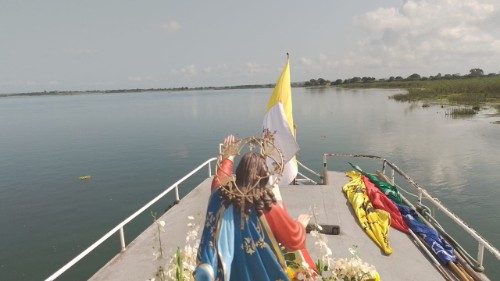 Duas equipes de missionários percorreram o rio para encontrar os ribeirinhos