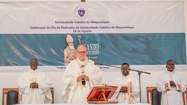 Dom Claudio Dalla Zuanna na celebração de S. Agostinho, Padroeiro UCM, Beira (Moçambique)