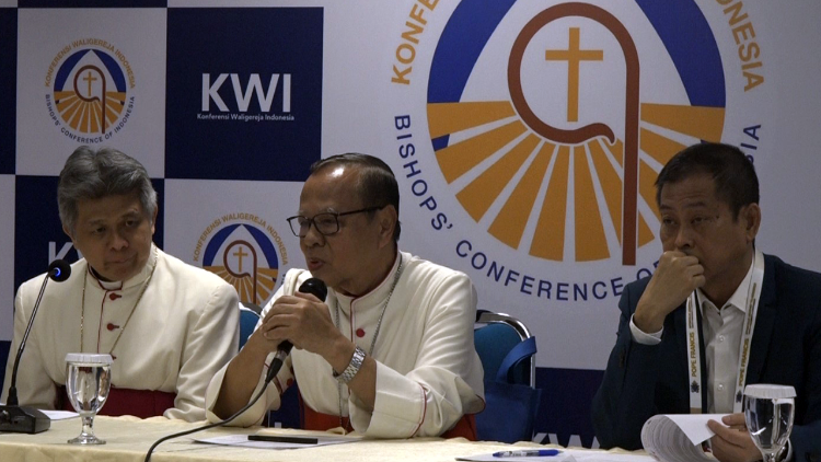 Cardinal Ignatius Suharyo (C) addresses reporters during a press conference. Photo by Mathias Hariyadi