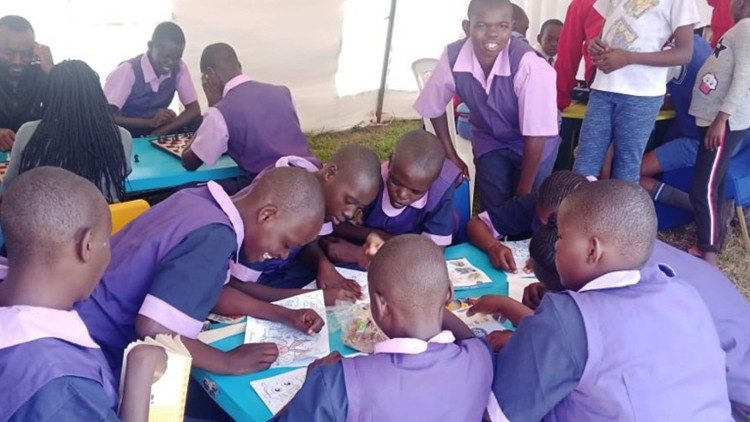 Alunos de São Martinho de Porres desenham e brincam depois de ter participado de festival de música no condado de Nyeri