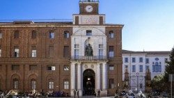 L'ingresso della storica sede dell'Università Cattolica del Sacro Cuore a Milano, in Largo Gemelli 1