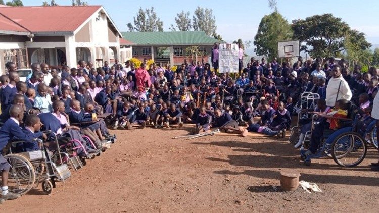 Los niños de la escuela especial San Martín de Porres durante su asamblea