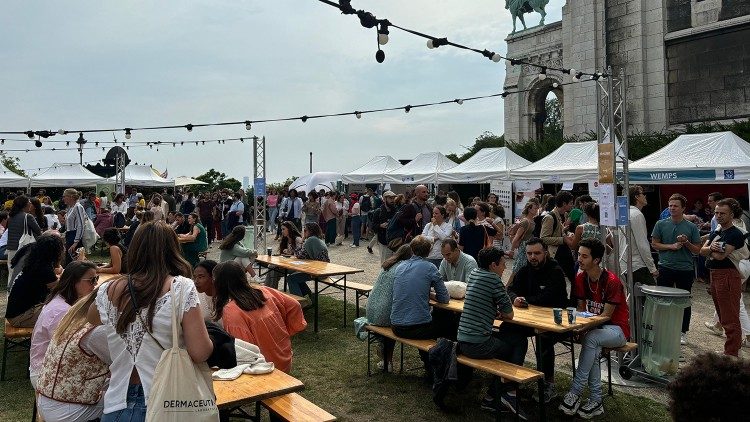 Le village des associations et la guinguette, près de la basilique du Sacré-Cœur.  