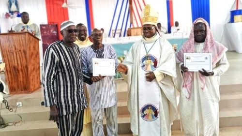 Au Burkina Faso, catholiques et musulmans construisent une chapelle