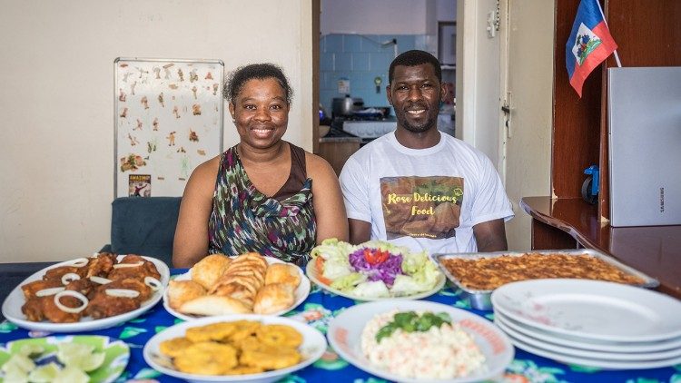Rosemie i Kelly postigle su autonomiju kao imigranti u Brazilu nudeći jela haićanske kuhinje.  Ona kuha, a on dostavlja dostavu.  (Giovanni Culmone / GSF)