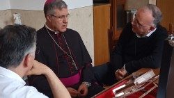 L'arcivescovo di Palermo Corrado Lorefice con la reliquia di don Pino Puglisi