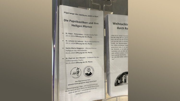 Flyer im Pilgerzentrum informieren über besondere Pilgerwege in Rom 