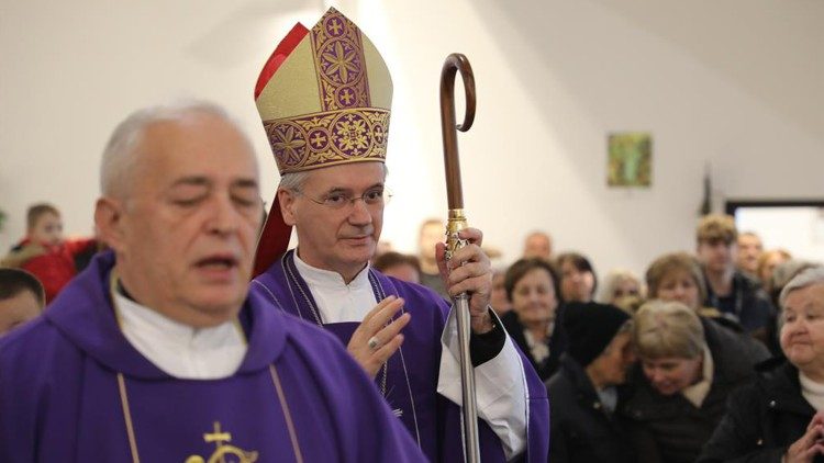 Nadbiskup Dražen Kutleša i mons. Juraj Jerneić u filijalnoj crkvi u Poznanovcu  (Foto: TUZGN)