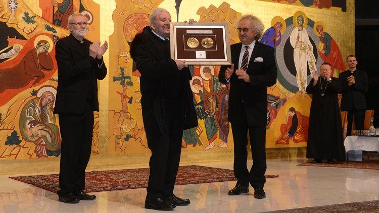 Kiko Argüello riceve il premio. A destra il presidente di Sacra Expo Andrzej Mochon