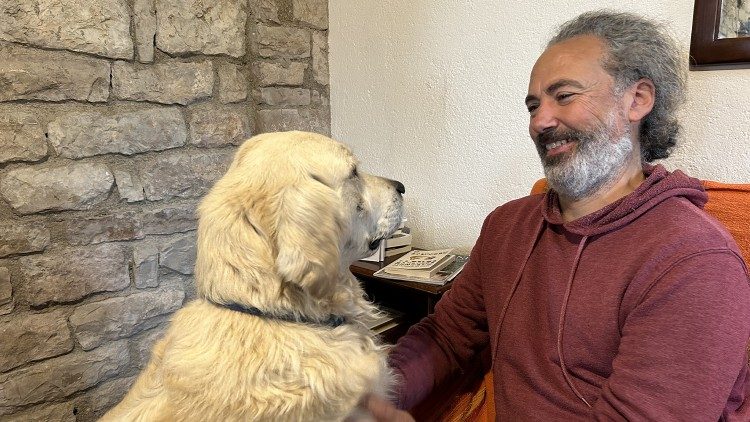 L'architetto Alberto Cisco, custode dell'Abbazia San Benedetto al Subasio, con il suo cane Birba