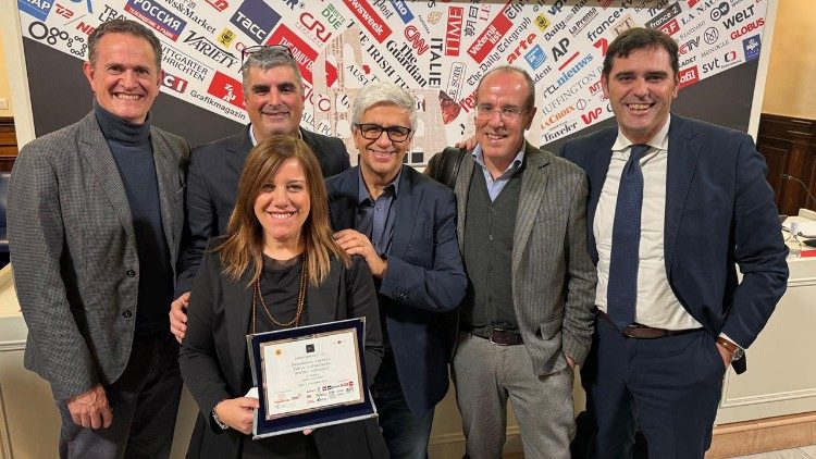 I vincitori del Premio Bomprezzi insieme ad Alessandro Gisotti, Massimiliano Menichetti e Andrea Tornielli