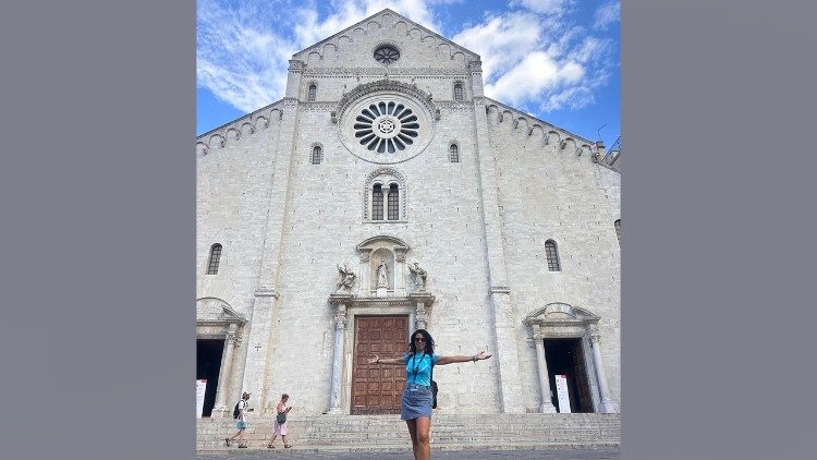 Stadtführerin Laura Anania vor der Nikolaus-Basilika in Bari