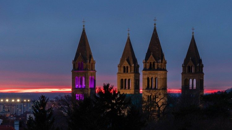 A pécsi Szent Péter- és Szent Pál-székesegyház Advent első vasárnapján