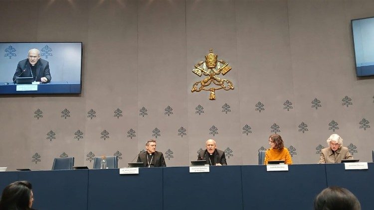 Un momento della presentazione del convegno nella sala stampa della Santa Sede