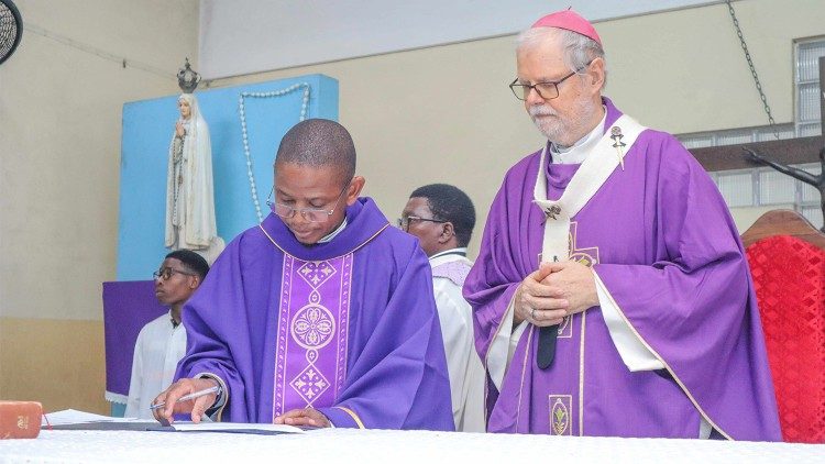 O P. Abílio Januário assume perante o Bispo as responsabilidades da Paróquia