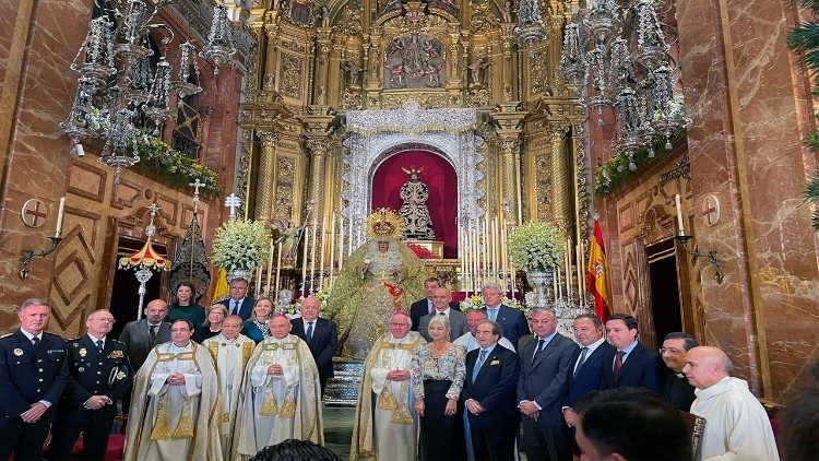 Un momento de la entrega de la Rosa de Oro en la Basílica de la Esperanza Macarena de Sevilla