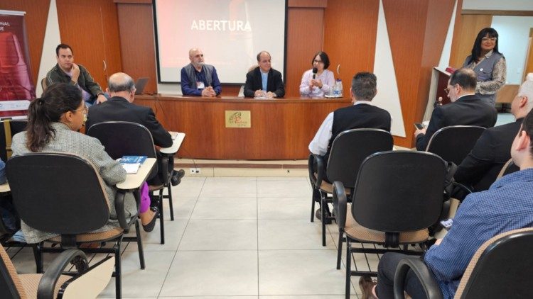 Mesa de abertura com Alessandro Gomes, presidente da SIGNIS Brasil, Dom Valdir José de Castro, presidente da Comissão Episcopal para a Comunicação da CNBB, Irmã Rosa Maria Ramalho, coordenadora da Paulinas Cursos. Foto: Franklin Machado/SIGNIS Brasil.