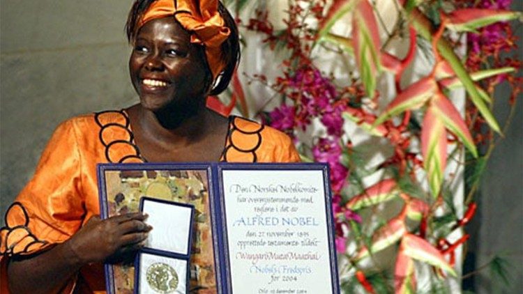 Wangari Maathai recebe o Prémio Nobel da Paz, na Noroega em 2004