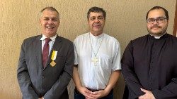 Jornalista Dauro Machado recebe Medalha Pro Ecclesia et Pontifice 