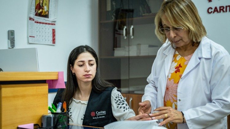 Im medizinischen Zentrum der Caritas Jerusalem in Taybeh im Westjordanland kümmert sich Krankenschwester Fullat Shleih zusammen mit einer Kollegin um die lebenswichtige Versorgung von Familien (Foto: Cordaid)