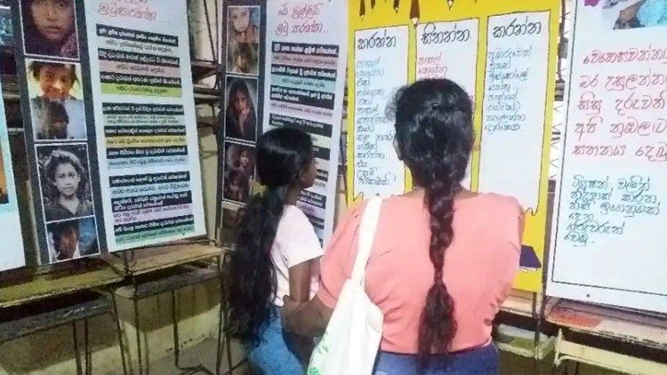 கண்காட்சியைப் பார்வையிடும் பொதுநிலையினர் 