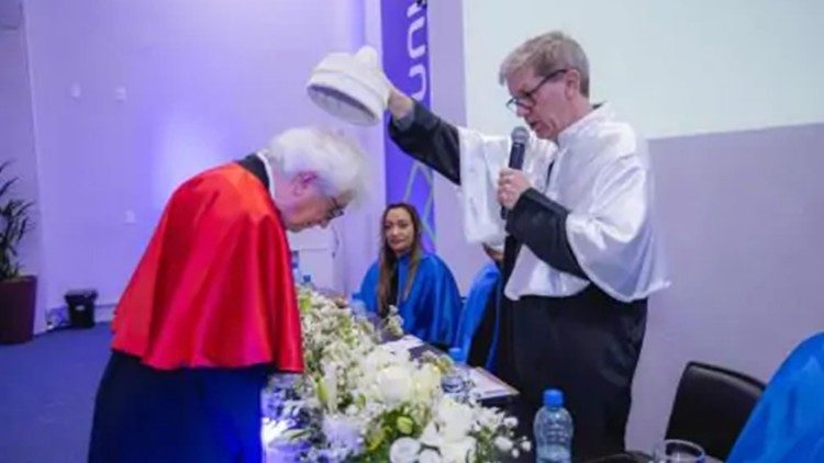 Pe. Vilson Groh recebe o título de Doutor Honoris Causa