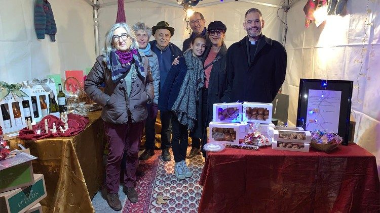  Dans le sud de la France, la paroisse de Simiane-Collongue participe au marché de Noël du village. 