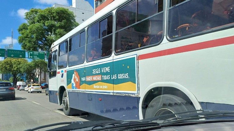 Cartelería de la campaña "Navidad con Jesús" en los autobuses montevideanos. (@Arquidiócesis de Montevideo)