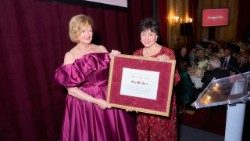 Amanda Bowman, gala chair (L), presents Gayle M. Benson with CNEWA’s Faith & Culture Award at the agency’s annual Healing & Hope Gala on Monday, 9 December 2024. Photo by Michael Scott/CNEWA