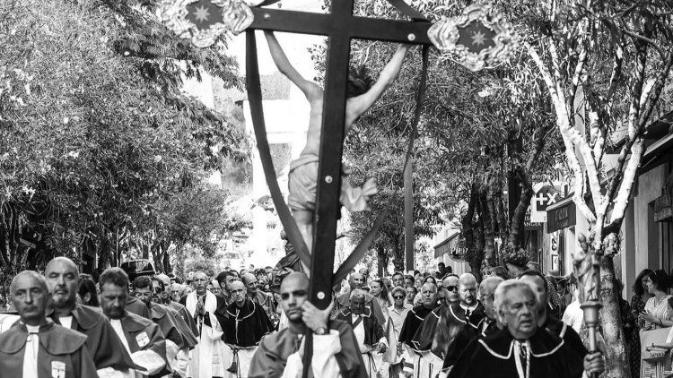 Procesión de la cofradía de San Antonio Abad en Calvi. Crédito: Foto de cristal.