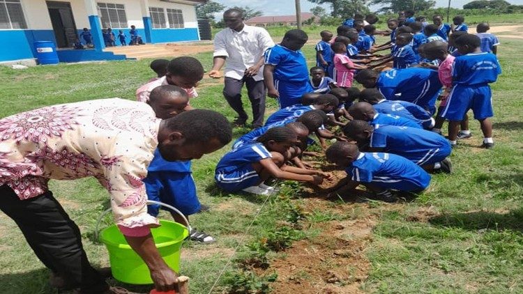 Alunos e professores da ESR plantam flores em frente ao bloco administrativo para assinalar o Green Ghana, 2023