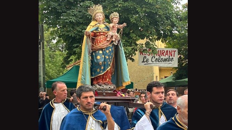 Procesión de la cofradía de Santa "di u Niolu" el 8 de septiembre en Casamacciuli, Alta Córcega.  