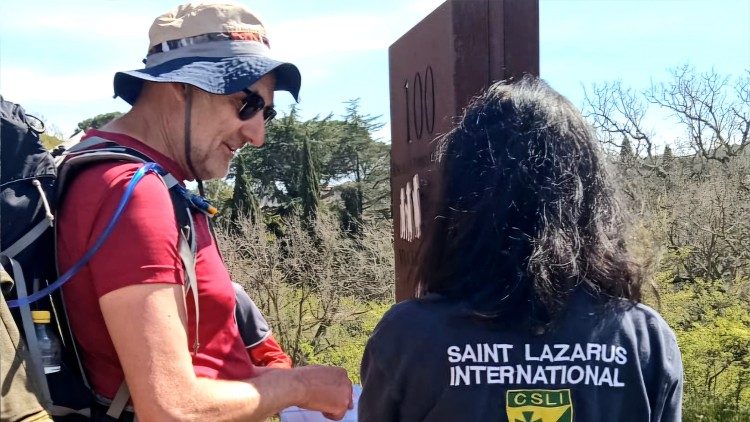 Un pellegrino chiede informazioni durante il cammino