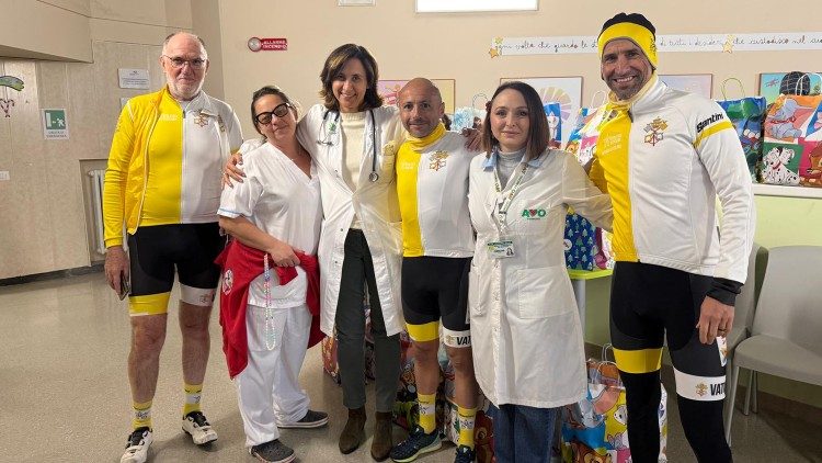 Os ciclistas da Athletica Vaticana com médicos e profissionais de saúde do Centro de Cuidados Paliativos