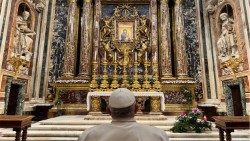 Pope Francis prays before Maria Salus Populi Romani