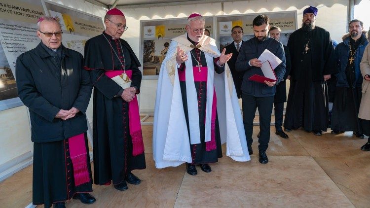 Mons. Gallagher durante la cerimonia della posa della prima pietra della nuova chiesa a Baku