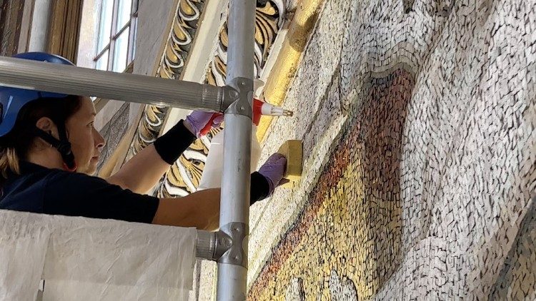 Il restauro dei mosaici della Cupola di San Pietro