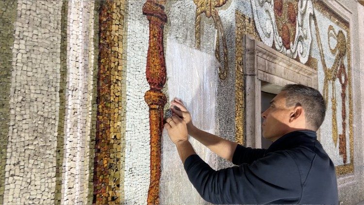 Il restauro dei mosaici della Cupola di San Pietro