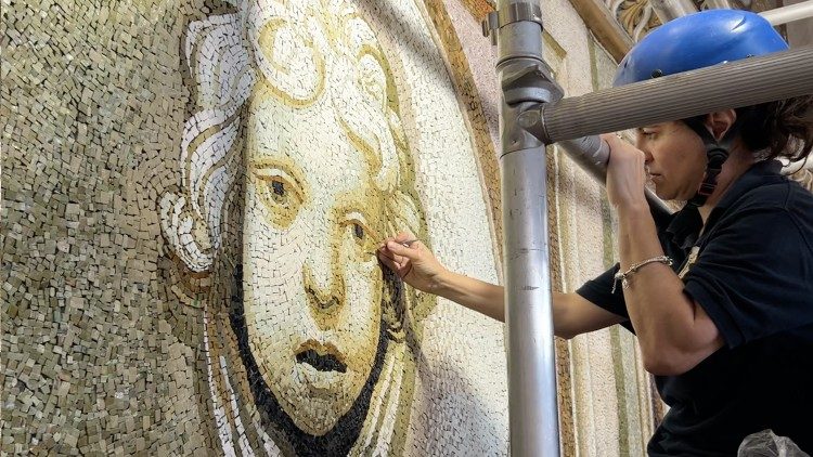 Il restauro dei mosaici della Cupola di San Pietro