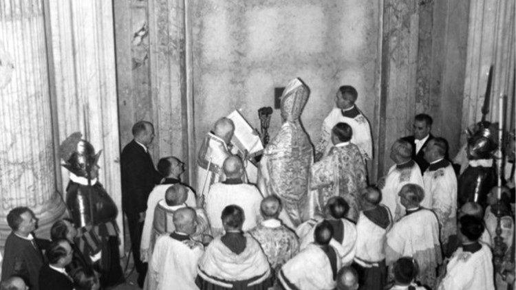 Pius XII. eröffnet das Heilige Jahr 1950 (Historisches Archiv von St. Peter).