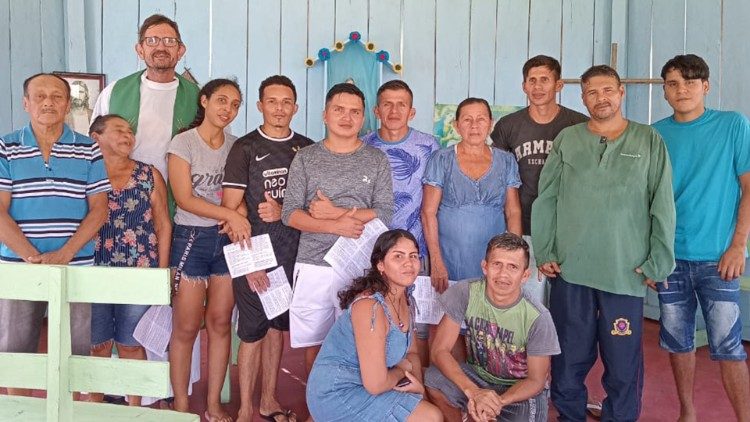 Padre Modino com fiéis da Amazônia