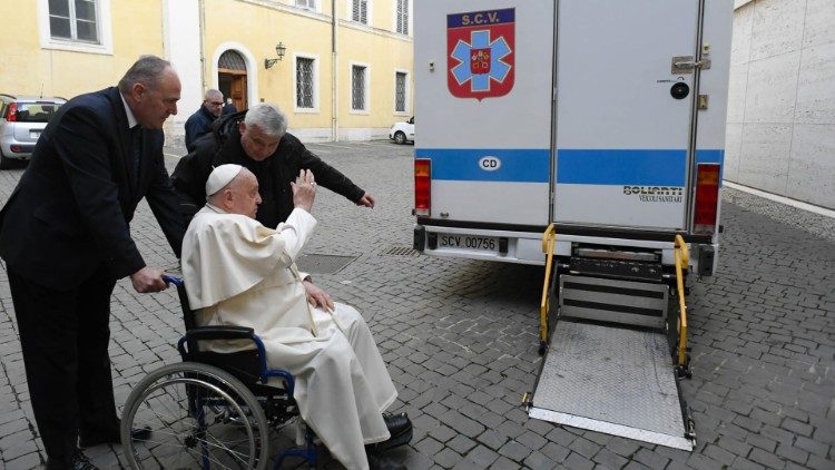 El Papa bendice el vehículo que el cardenal Krajewski llevará a Ucrania