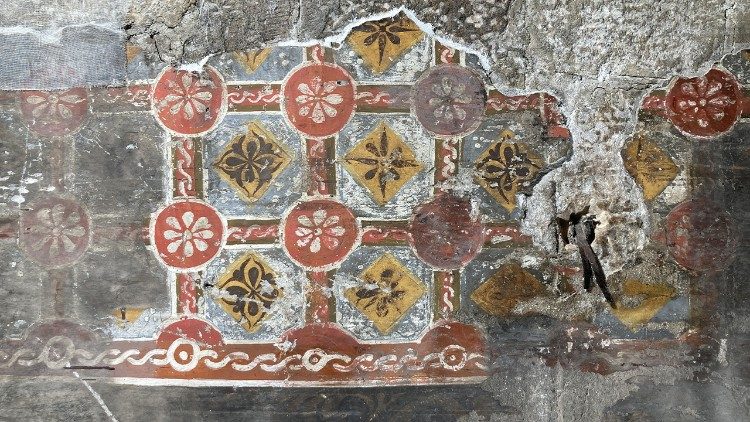 Particolare della decorazione pittorica rinvenuta all'interno del tempietto